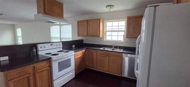 725 E Columbus Dr in Wharton, TX - Building Photo - Building Photo