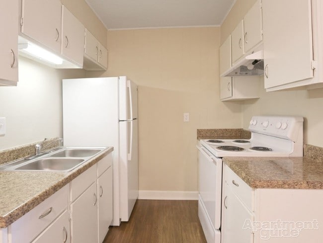 Sunset Village Apartments in Pine Bluff, AR - Foto de edificio - Building Photo
