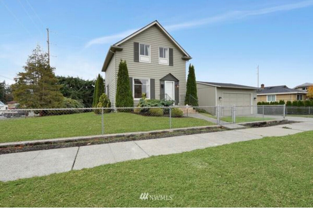 3832 S Cushman Ave in Tacoma, WA - Building Photo