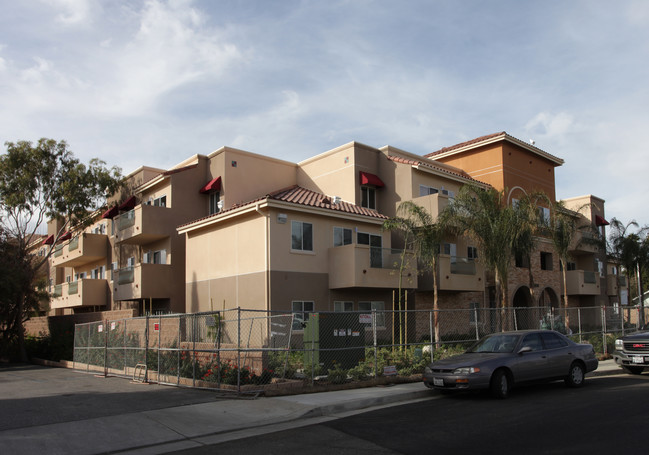 TELACU El Paseo in Riverside, CA - Foto de edificio - Building Photo