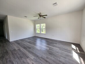 6103 Lacey Oak Dr in Hitchcock, TX - Building Photo - Building Photo