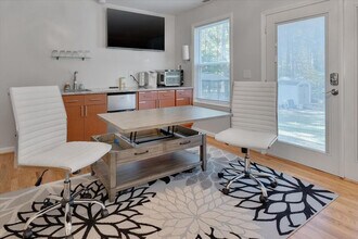 824 Warren Ave in Cary, NC - Foto de edificio - Building Photo