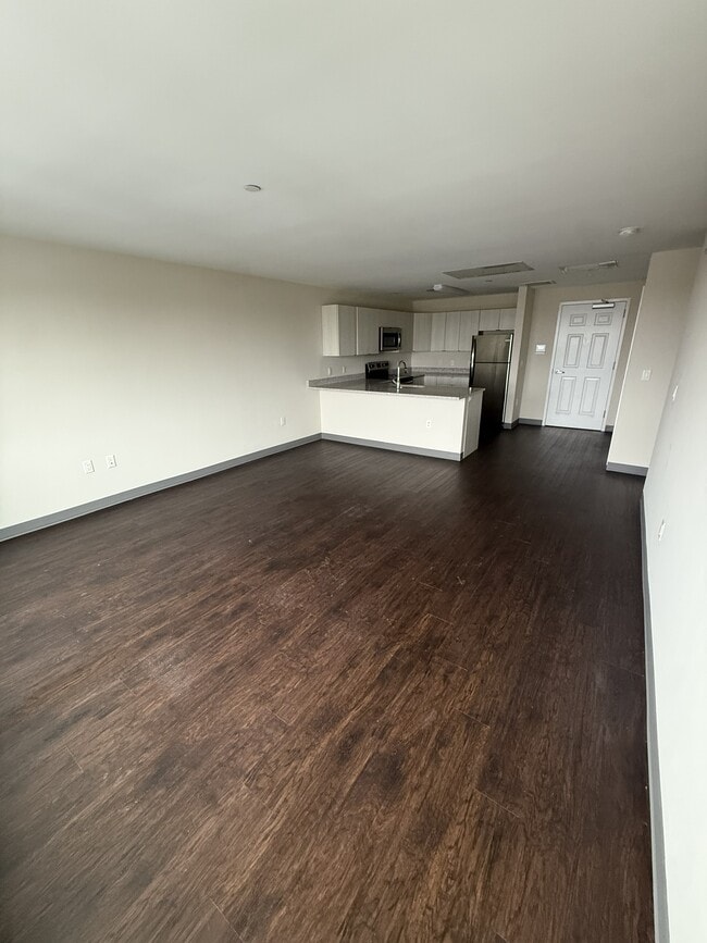 695 Hamilton St in Franklin Township, NJ - Foto de edificio - Building Photo