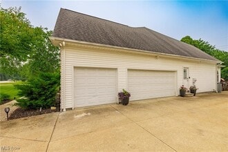 8054 Sandstone Dr in Northfield, OH - Foto de edificio - Building Photo