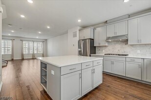 27 Gala Ct in Livingston, NJ - Building Photo