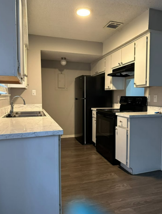 104 S Las Vegas Trail in White Settlement, TX - Building Photo