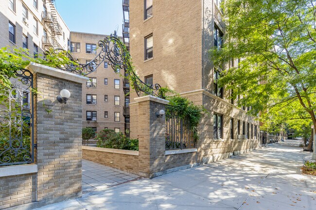 The Crillon Court in New York, NY - Foto de edificio - Building Photo