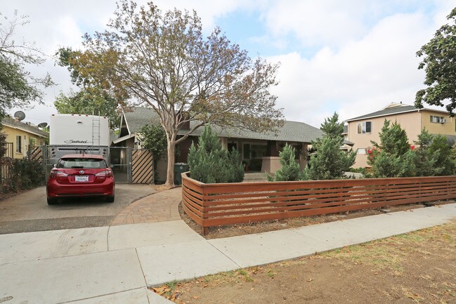 420 W Stocker St in Glendale, CA - Foto de edificio - Building Photo