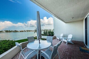 6083 Bahia Del Mar Cir N in St. Petersburg, FL - Building Photo