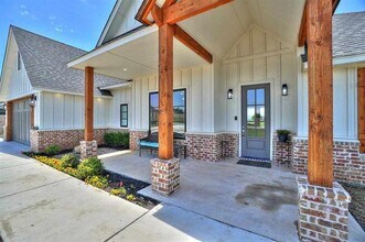 1015 Greenview Dr in Elgin, OK - Building Photo - Building Photo