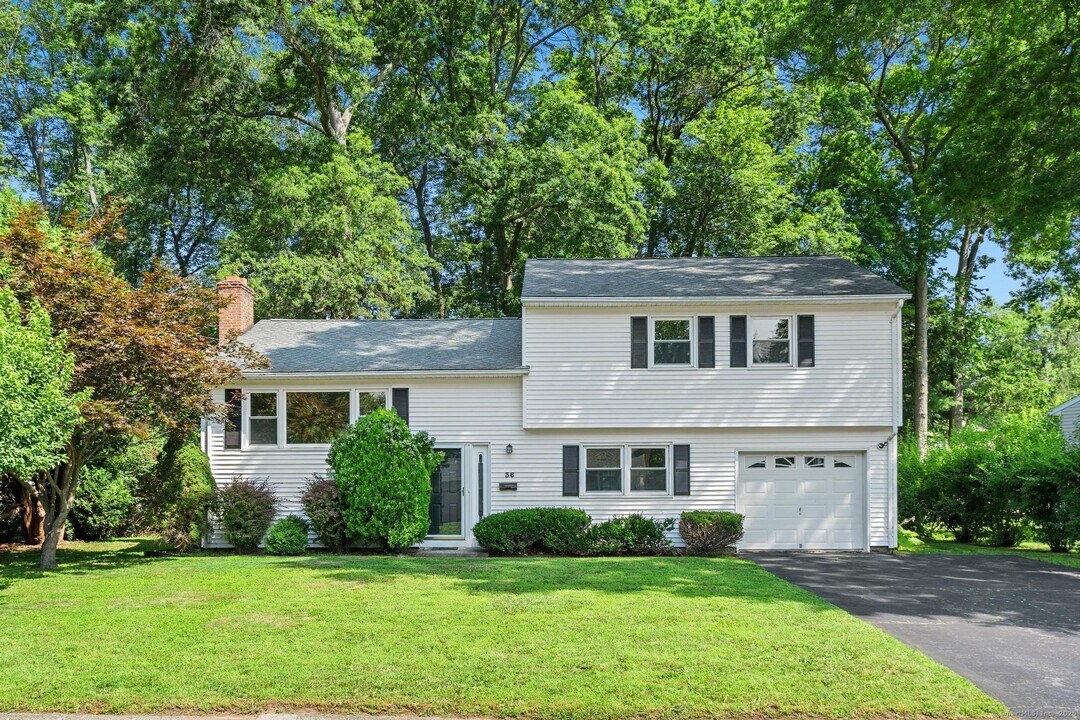 36 Fuller Dr in West Hartford, CT - Building Photo