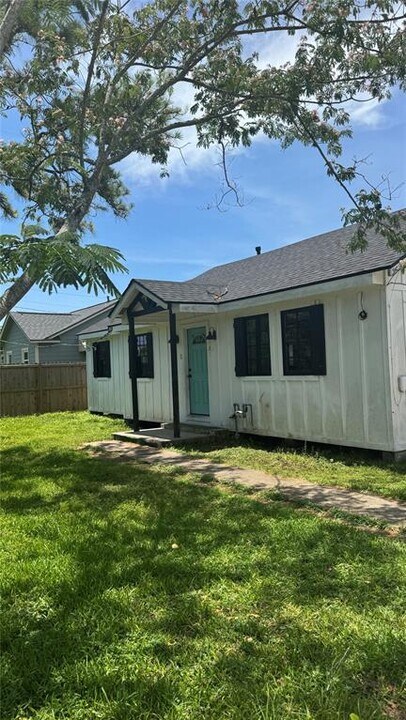 8111 Roswell St in Houston, TX - Building Photo