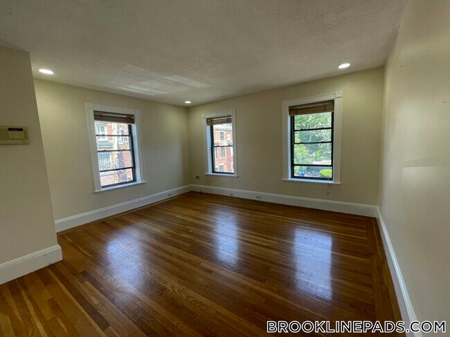 12 Dean Rd, Unit 3A in Brookline, MA - Building Photo - Building Photo
