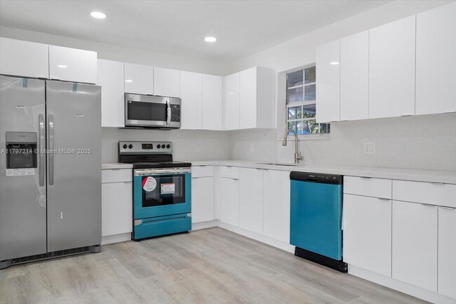 261 NE 172nd St in North Miami Beach, FL - Building Photo - Building Photo