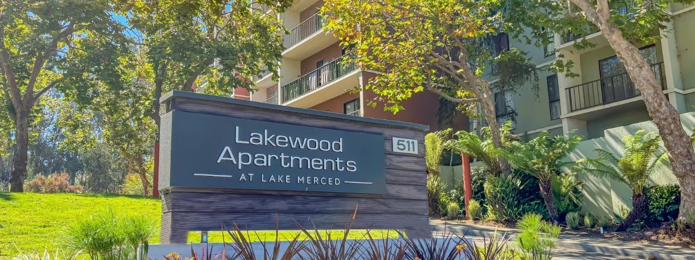 Lakewood Apartments At Lake Merced in San Francisco, CA - Foto de edificio