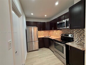 2426 SE 17th St in Fort Lauderdale, FL - Foto de edificio - Building Photo