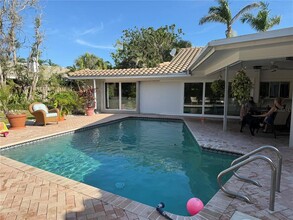 250 Robin Dr in Sarasota, FL - Building Photo - Building Photo