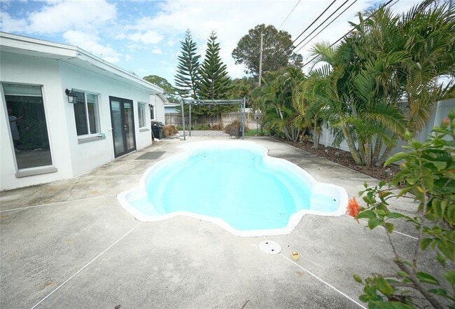 7325 10th St N in St. Petersburg, FL - Building Photo - Building Photo