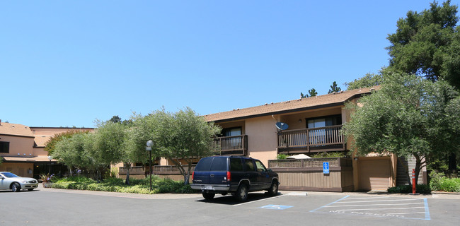 F A H A Manor in Sonoma, CA - Foto de edificio - Building Photo