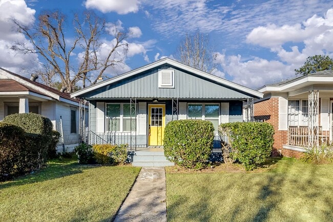 property at 824 W 47th St