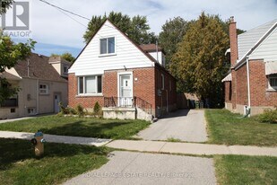 16 Clairlea Crescent in Toronto, ON - Building Photo