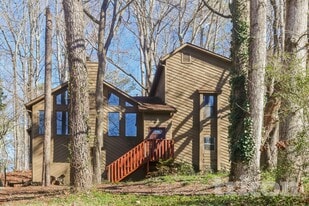 136 Creekview Dr in Woodstock, GA - Building Photo