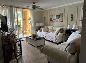 103 Yacht Club Way in Hypoluxo, FL - Foto de edificio - Building Photo