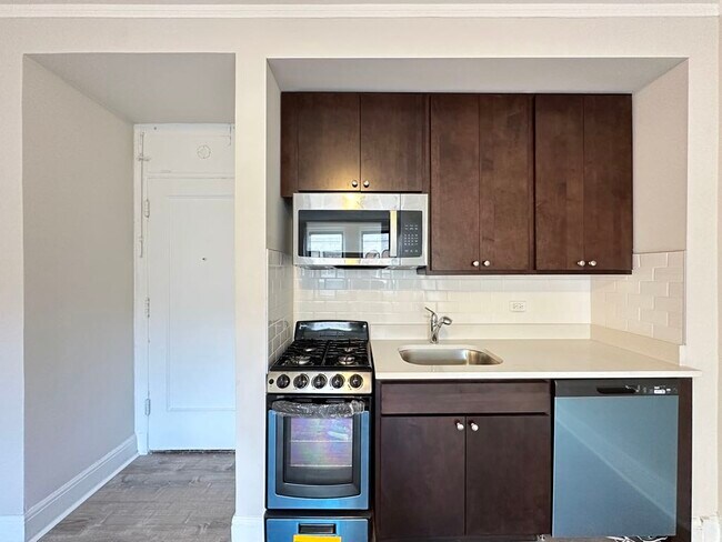 3335 W Diversey Ave in Chicago, IL - Building Photo - Building Photo