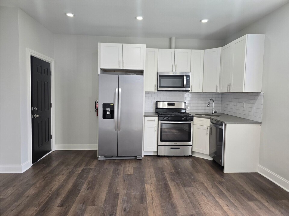 246-13 Jamaica Ave-Unit -2b in Queens, NY - Building Photo