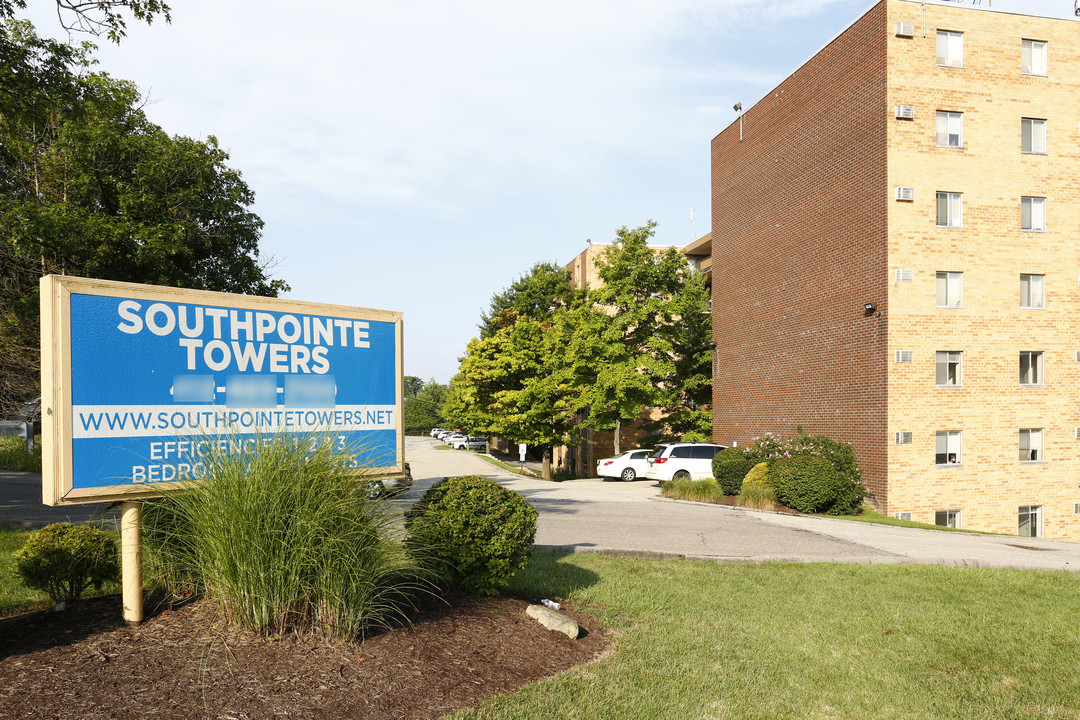 Southpointe Towers in Pittsburgh, PA - Building Photo