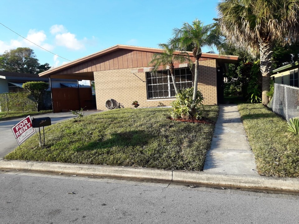 1548 W 20th St in West Palm Beach, FL - Building Photo