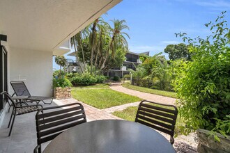 600 Neapolitan Way in Naples, FL - Building Photo - Building Photo
