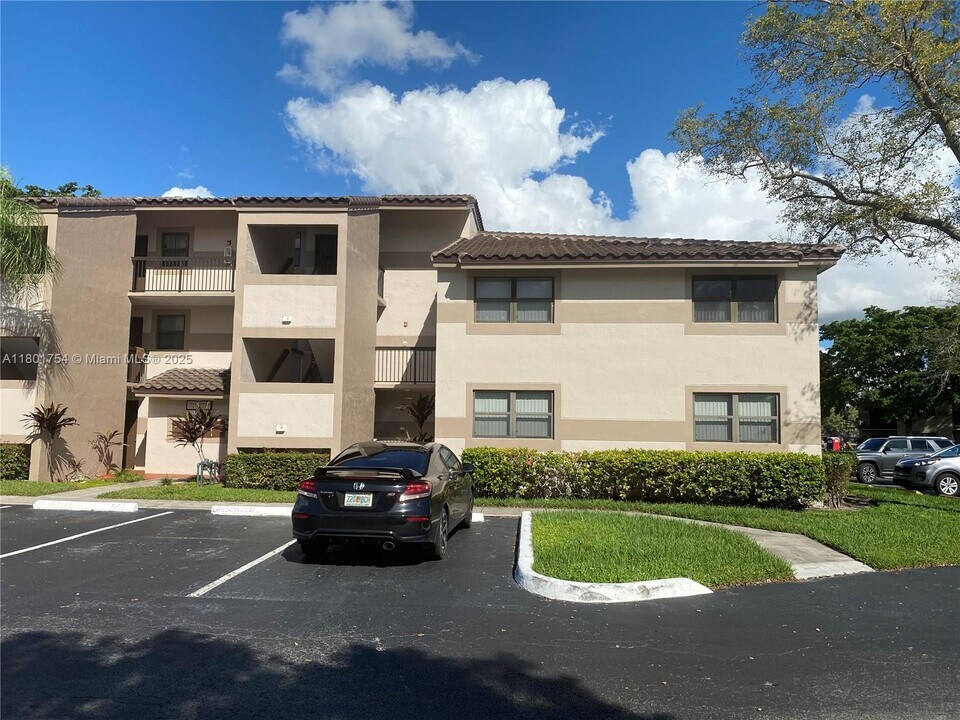 9939 Nob Hill Pl in Sunrise, FL - Building Photo