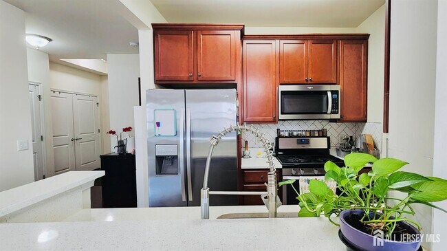 548 E Celebration Way in South Plainfield, NJ - Building Photo - Building Photo