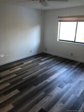 305 Lakeview Dr-Unit -202 in Weston, FL - Building Photo - Building Photo