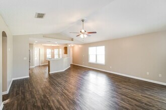 1321 Spruce St in Green Cove Springs, FL - Foto de edificio - Building Photo