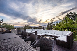 931 Green Oaks Dr, Unit Upstairs in Bountiful, UT - Foto de edificio - Building Photo