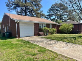 718 Powhatan Pkwy in Hampton, VA - Building Photo