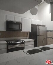 18433 Hatteras St in Los Angeles, CA - Building Photo - Building Photo