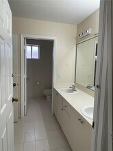 8771 NW 106th Ln, Unit A0320 in Hialeah, FL - Foto de edificio - Building Photo