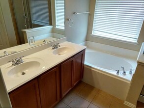 2117 Michelle Creek Dr in Little Elm, TX - Foto de edificio - Building Photo