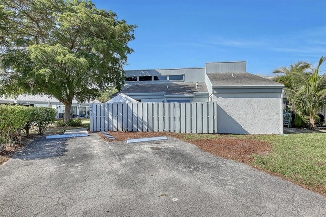 241 NW 15th St in Boca Raton, FL - Building Photo - Building Photo