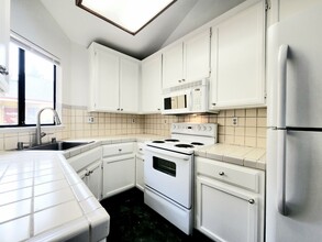 939 Laurel St in San Carlos, CA - Building Photo - Building Photo