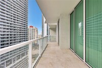 218 SE 14th St, Unit TS206 in Miami, FL - Foto de edificio - Building Photo