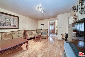 219 N Isabel St in Glendale, CA - Foto de edificio - Building Photo