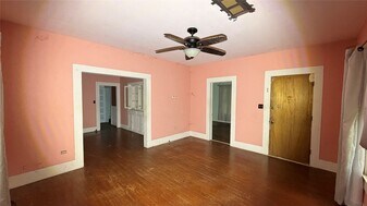 1501 S Columbia Dr in West Columbia, TX - Building Photo