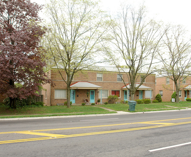 4141-4147 Indianola Ave in Columbus, OH - Foto de edificio - Building Photo