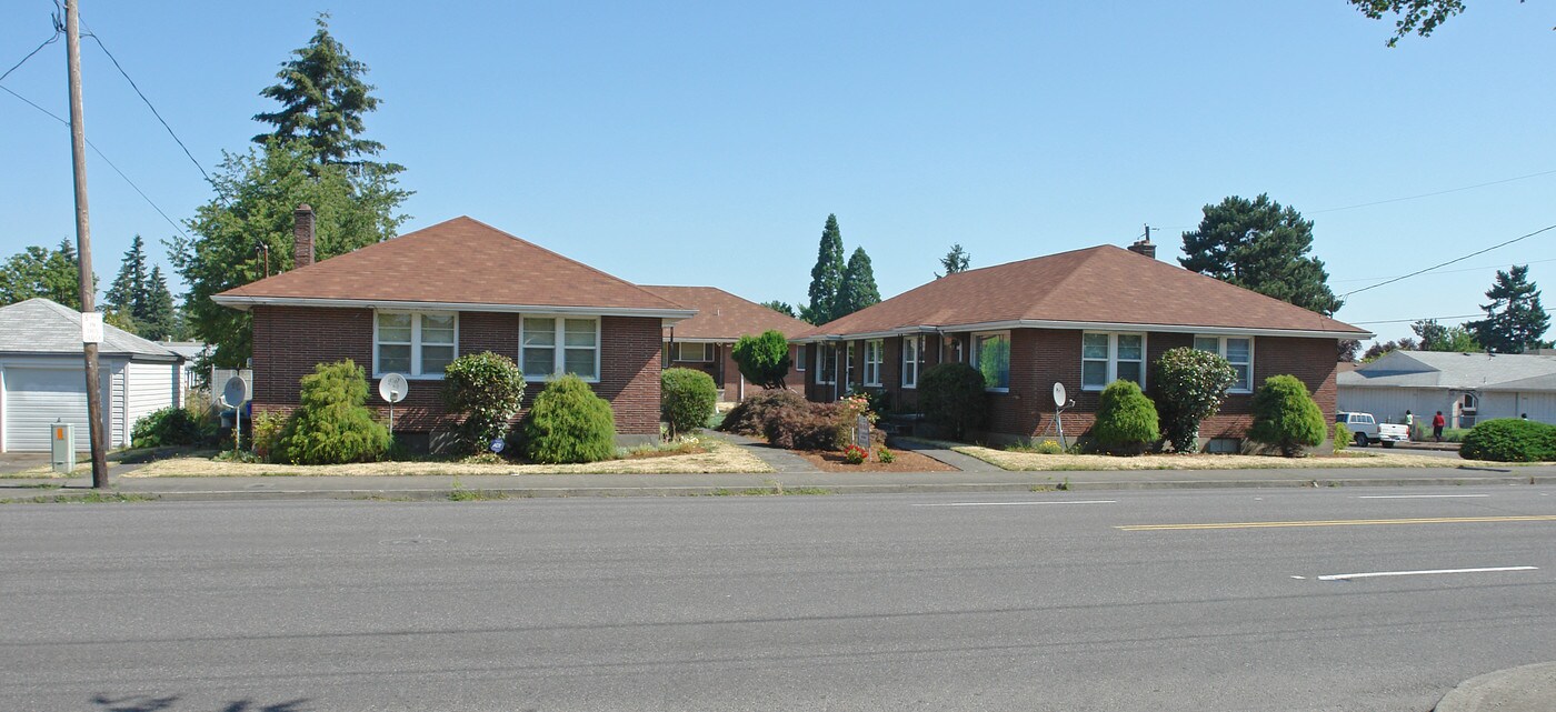 7123-7125 NE Halsey St in Portland, OR - Building Photo