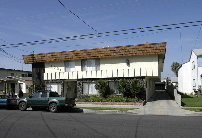 12031 Grevillea Ave in Hawthorne, CA - Building Photo - Building Photo