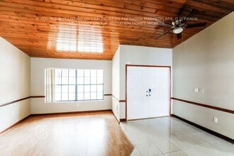 16630 NW 82nd Ave in Hialeah, FL - Foto de edificio - Building Photo